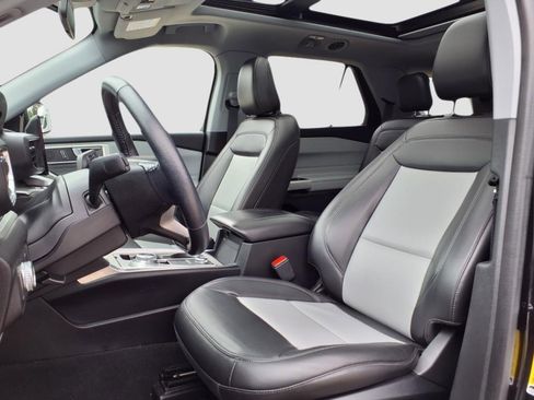 Used 2022 Ford Explorer XLT w/ Equipment Group 202A image 17