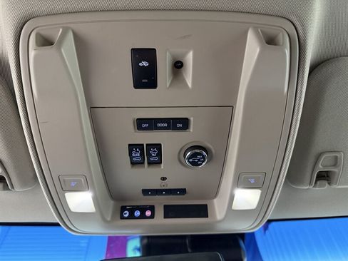 Used 2017 Cadillac Escalade Premium Luxury w/ LPO, Radiant Package AWD/4WD image 13