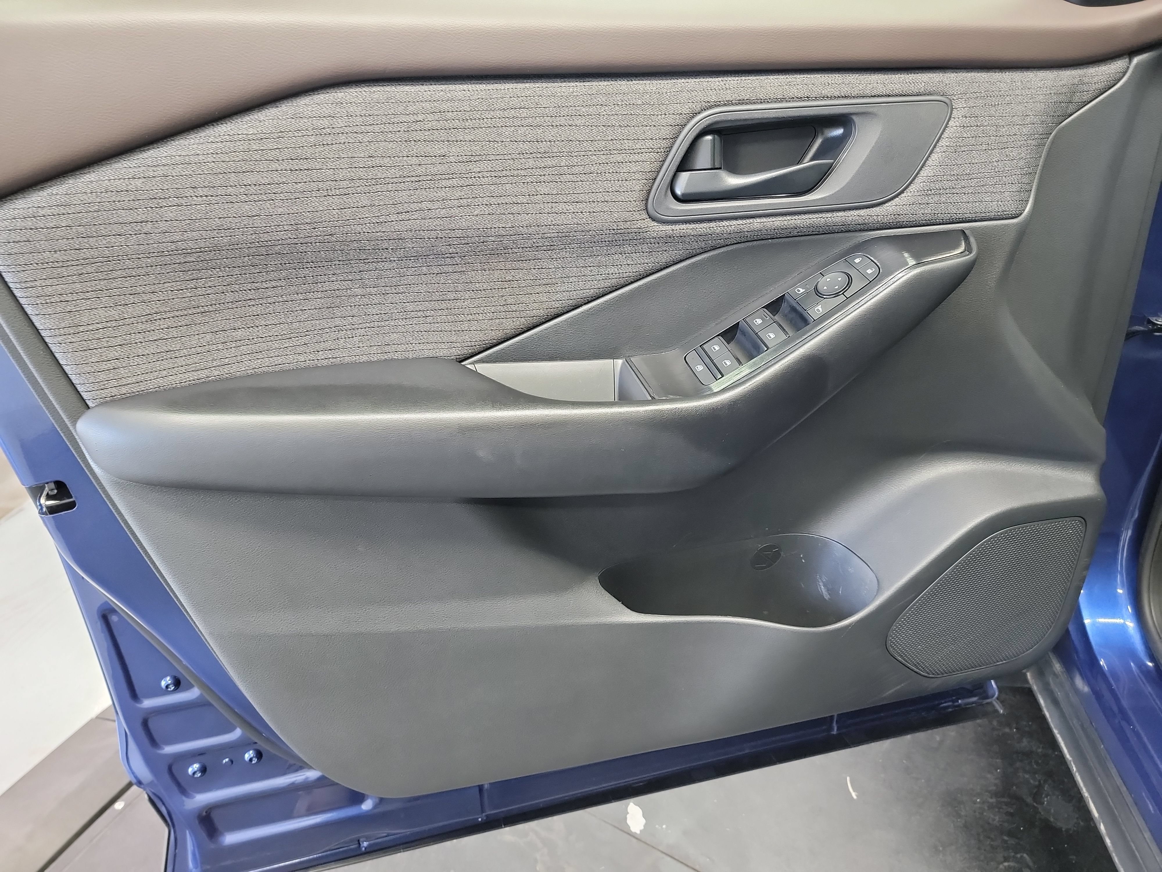 Used 2023 Nissan Rogue S FWD image 8