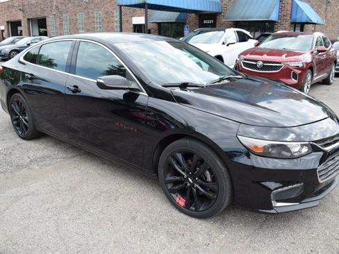 Used 2018 Chevrolet Malibu LT w/ Leather Package FWD image 4