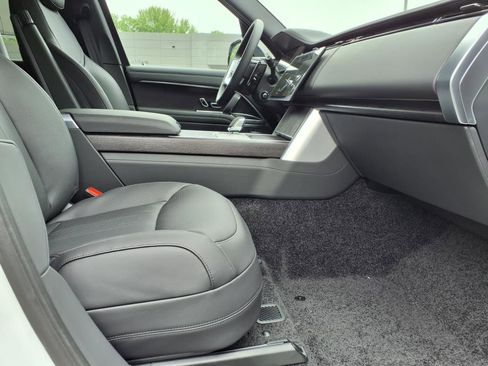 New 2025 Land Rover Range Rover SE image 3
