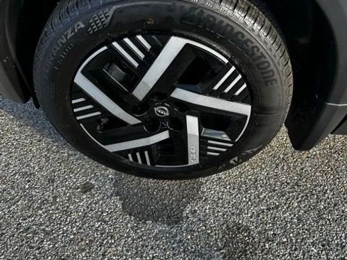 Used 2025 Nissan Kicks SV image 9