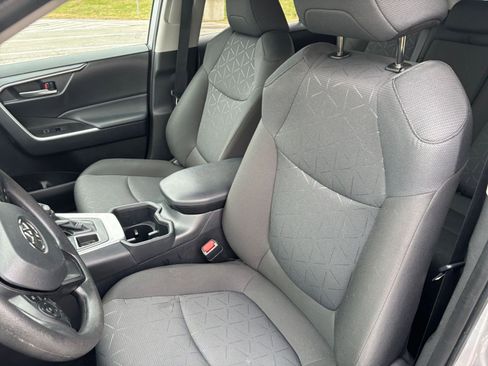 Used 2025 Toyota RAV4 XLE image 38
