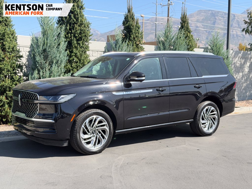 Used 2025 Lincoln Navigator Reserve AWD/4WD image 3