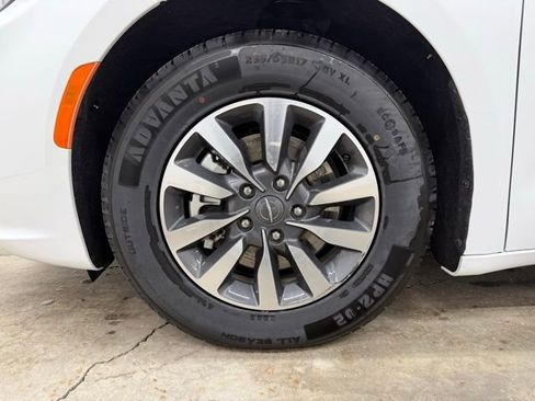 Used 2023 Chrysler Pacifica Touring-L image 30