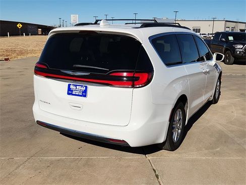 Used 2022 Chrysler Pacifica Touring-L image 4