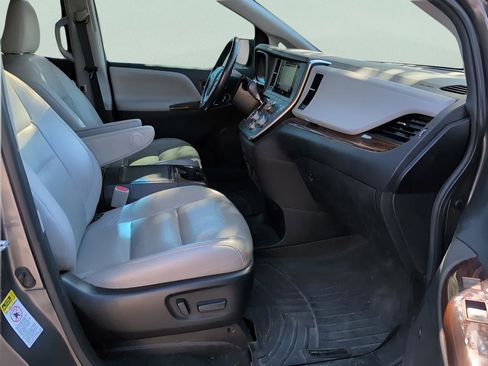 Used 2017 Toyota Sienna L image 36