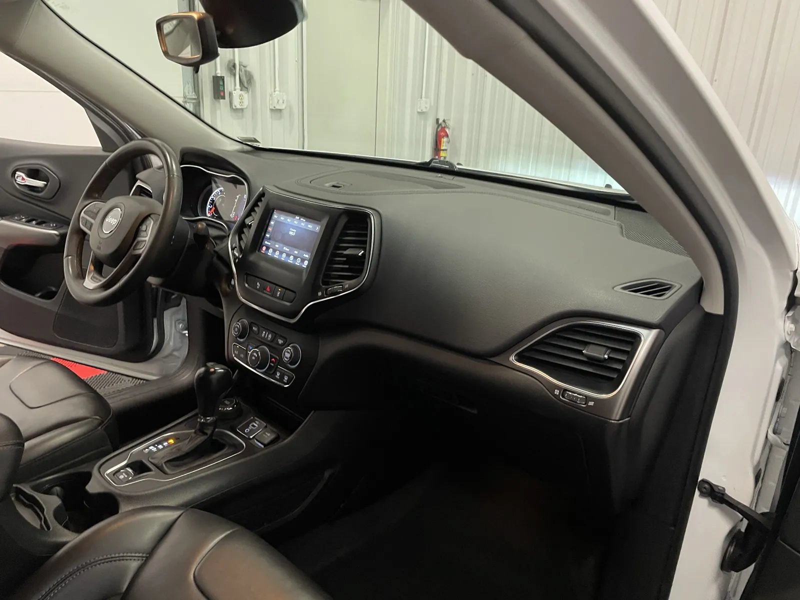 Used 2021 Jeep Cherokee Latitude Plus AWD/4WD image 45
