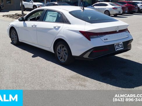 Used 2025 Hyundai Elantra Hybrid FWD image 8