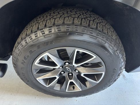 Used 2023 Chevrolet Suburban Z71 w/ Luxury Package image 9