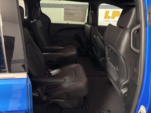 New 2026 Chrysler Pacifica Select AWD/4WD image 19