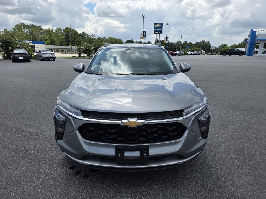 Used 2025 Chevrolet Trax LT FWD image 9