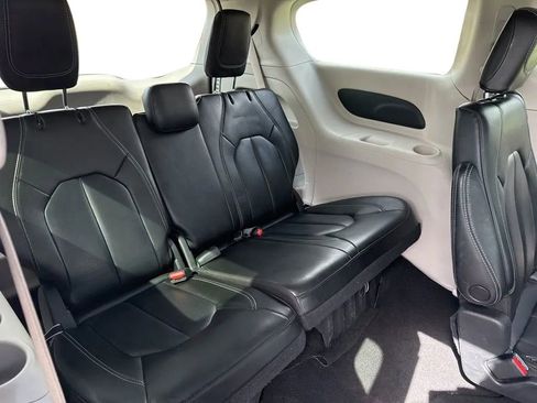 Used 2023 Chrysler Pacifica Touring-L image 16