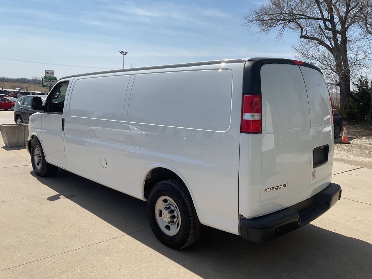Used 2020 Chevrolet Express 3500 Extended w/ Driver Convenience Package RWD image 5