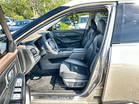 Used 2021 Nissan Rogue Platinum AWD/4WD image 2