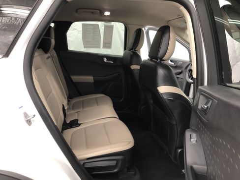 Used 2020 Ford Escape Titanium image 9