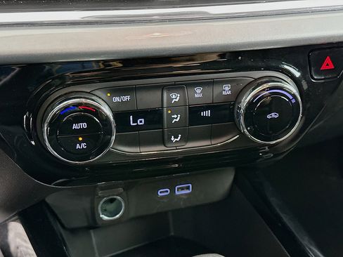 Used 2025 Chevrolet Trax LT FWD image 23