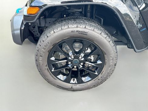 Used 2024 Jeep Wrangler Unlimited Sahara AWD/4WD image 32