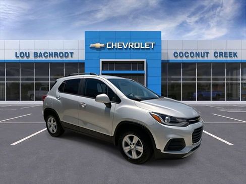 Used 2022 Chevrolet Trax LT w/ LT Convenience Package FWD image 2