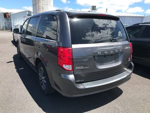 Used 2017 Dodge Grand Caravan SXT FWD image 3