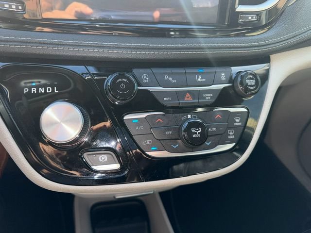 Used 2023 Chrysler Pacifica Touring-L FWD image 10