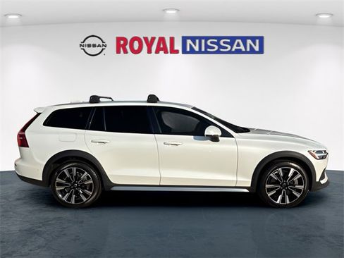 Used 2024 Volvo V60 B5 Cross Country Ultimate w/ Protection Package Premier image 9