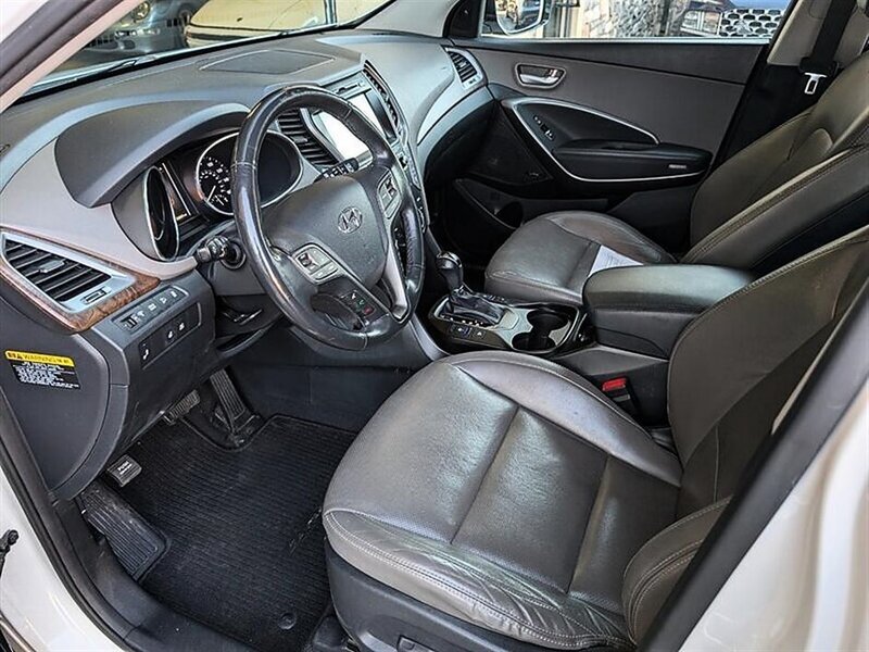 Used 2017 Hyundai Santa Fe FWD image 2