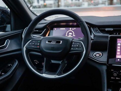 New 2025 Jeep Grand Cherokee Altitude image 16