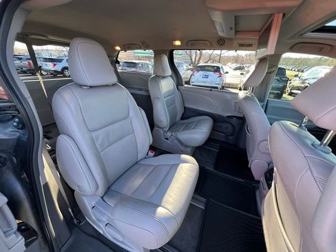 Used 2018 Toyota Sienna XLE image 27