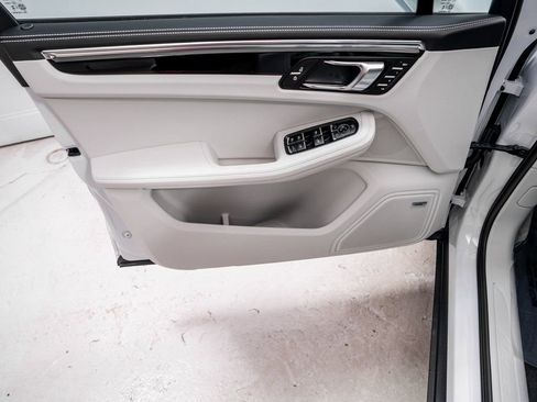 New 2026 Porsche Macan image 23