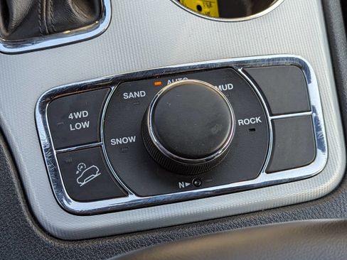 Used 2018 Jeep Grand Cherokee Limited image 22