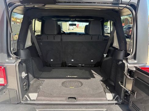 Used 2017 Jeep Wrangler Unlimited Rubicon w/ Connectivity Group AWD/4WD image 9