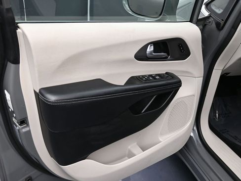 Used 2022 Chrysler Pacifica Touring-L image 17