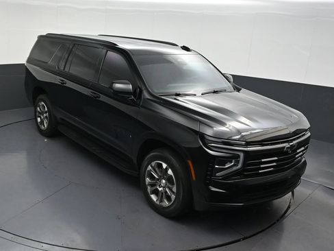 Used 2025 Chevrolet Suburban LT RWD image 24