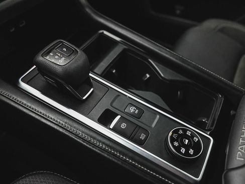 Used 2023 Nissan Pathfinder SV image 27