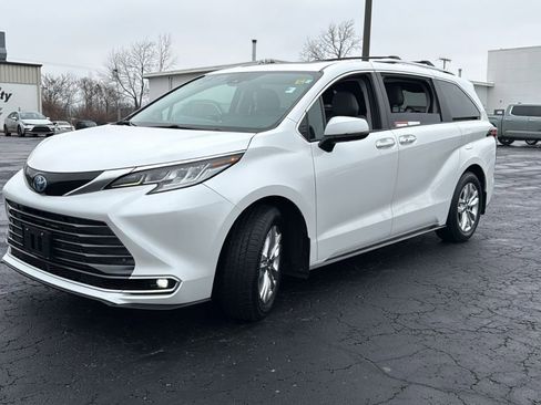 Certified 2024 Toyota Sienna Limited image 3