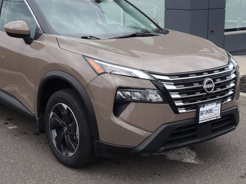 Certified 2025 Nissan Rogue SV AWD/4WD image 4