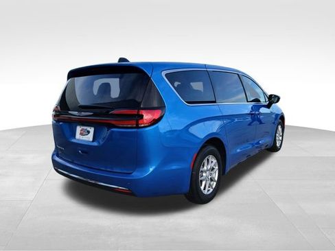 New 2026 Chrysler Pacifica Select image 5