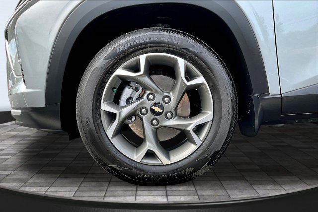 Used 2025 Chevrolet Trax LT w/ Driver Confidence Package FWD image 32
