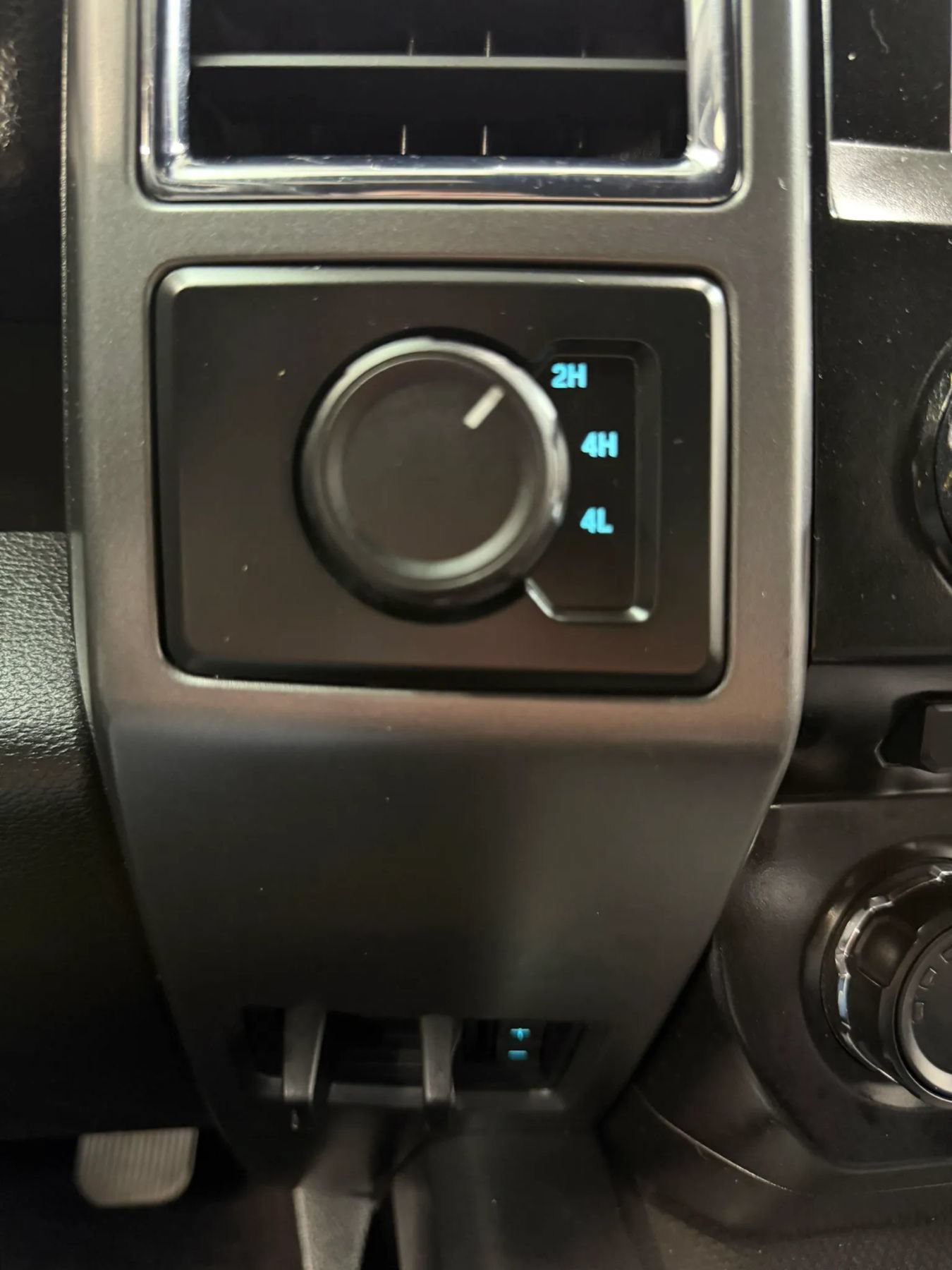 Used 2015 Ford F150 XLT w/ Equipment Group 302A Luxury AWD/4WD image 29