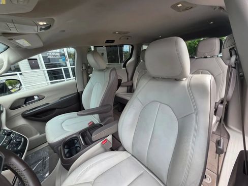 Used 2017 Chrysler Pacifica Touring-L FWD image 12