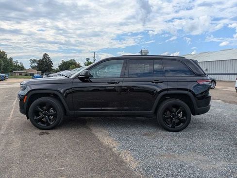 Used 2025 Jeep Grand Cherokee Altitude AWD/4WD image 6
