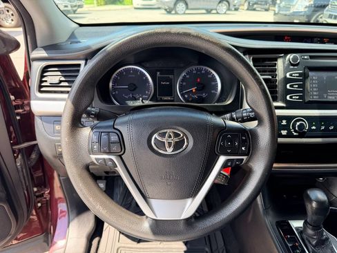 Used 2018 Toyota Highlander LE FWD image 18