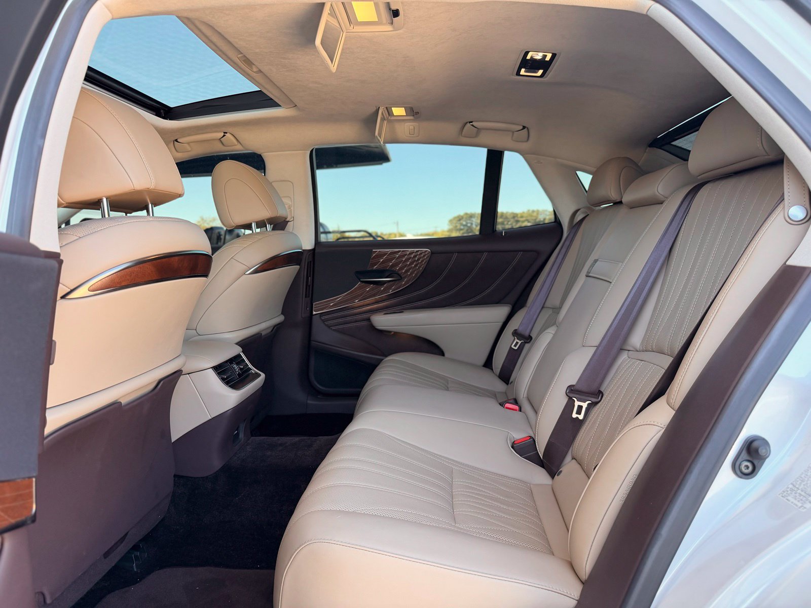 Used 2020 Lexus LS 500 w/ Interior Upgrade Package RWD image 34