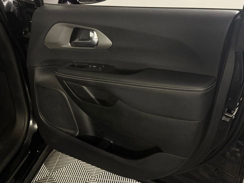 Used 2025 Chrysler Pacifica Select FWD image 30