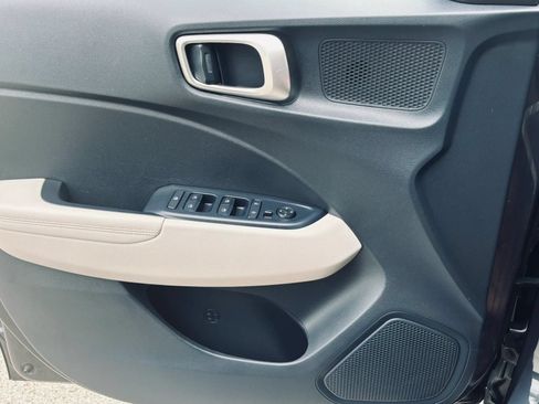 Used 2021 Hyundai Venue FWD image 25
