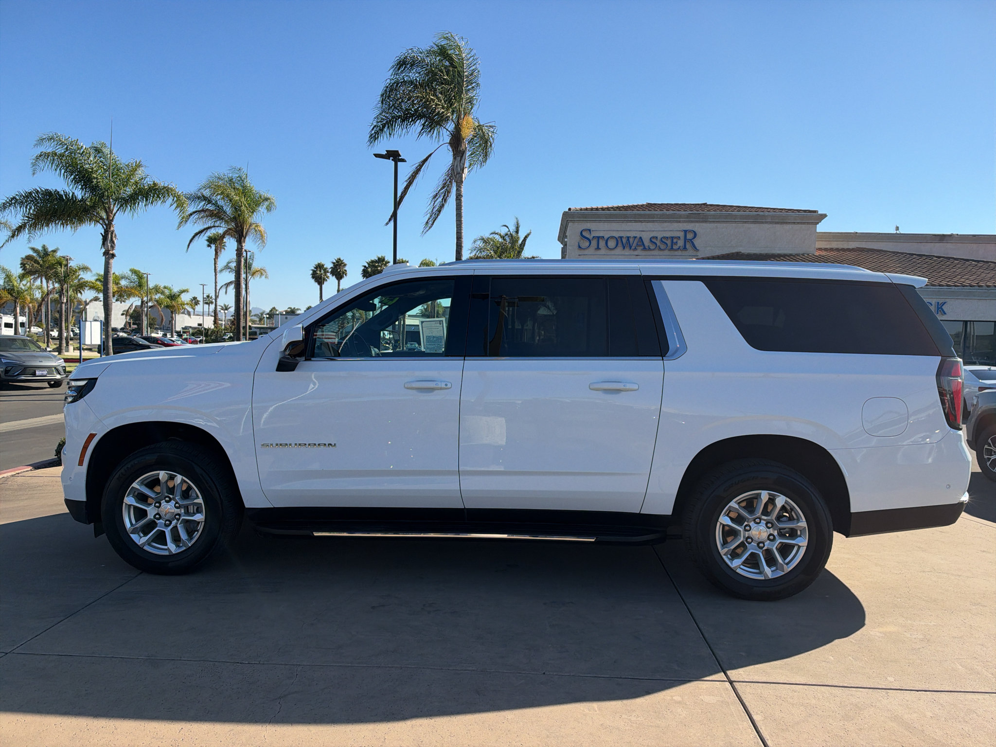 Used 2025 Chevrolet Suburban LT RWD image 8
