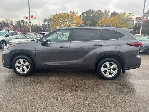 Used 2022 Toyota Highlander LE image 4