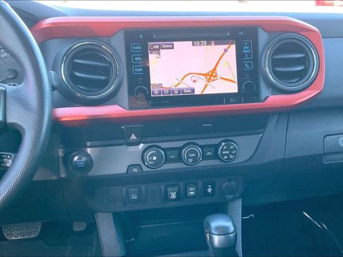 Used 2019 Toyota Tacoma TRD Sport image 6