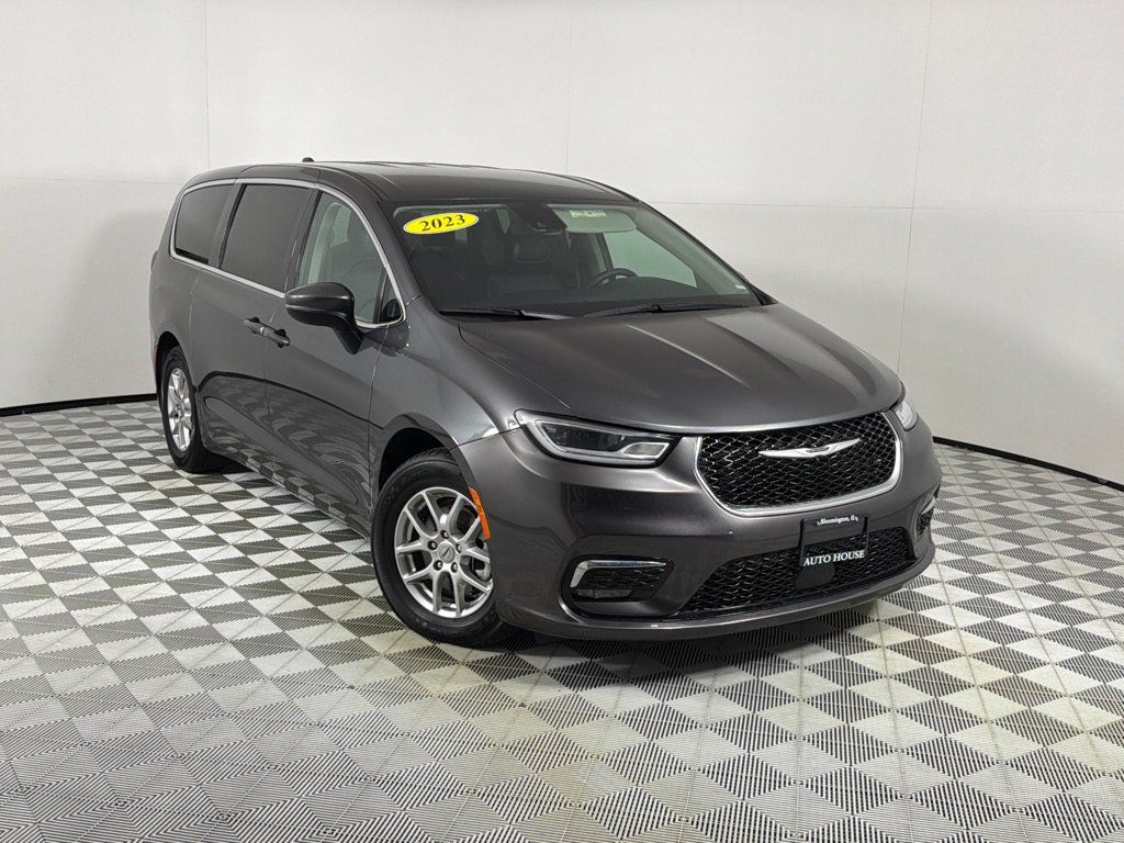 Used 2023 Chrysler Pacifica Touring-L FWD image 2